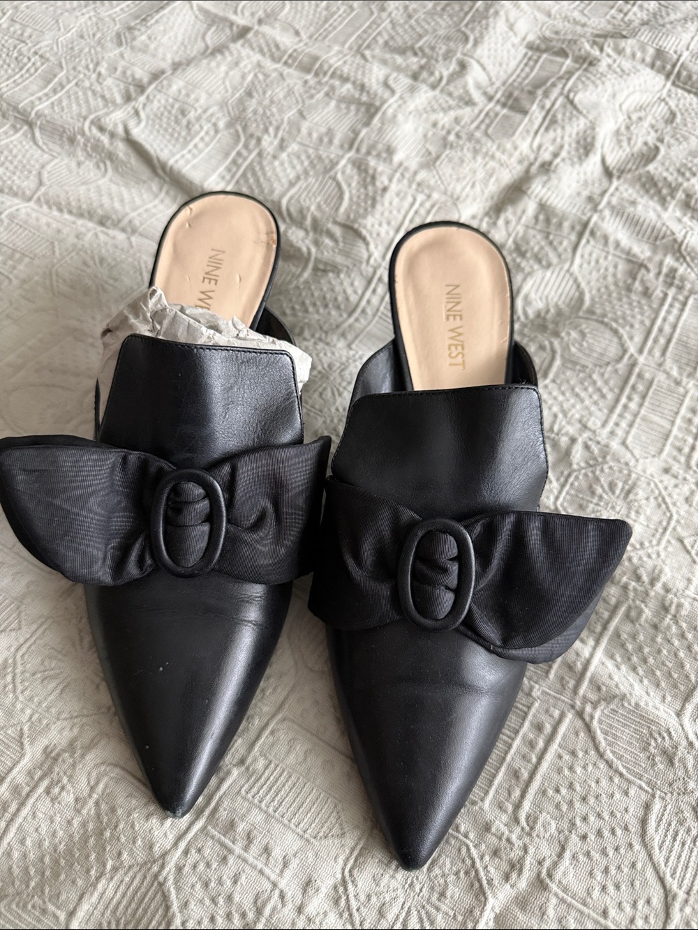 Nine West Black Pointed Toe Bow-small heels EUC size 8